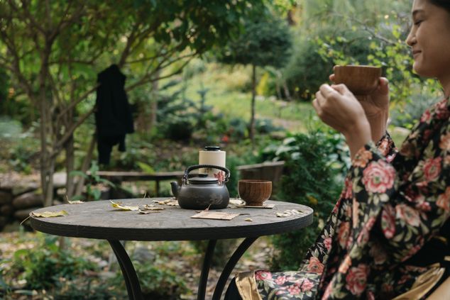 Vrouw in herstelproces na burnout, rustig in tuin
