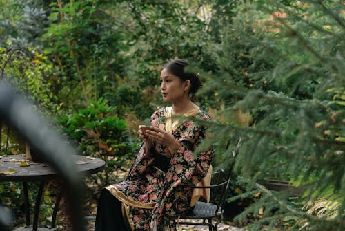 Ilmainen kuvapankkikuva tunnisteilla aasialainen nainen, istuminen, kasvit