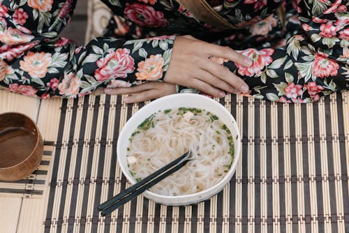 Çin yemek çubukları, erişte, Gıda içeren Ücretsiz stok fotoğraf