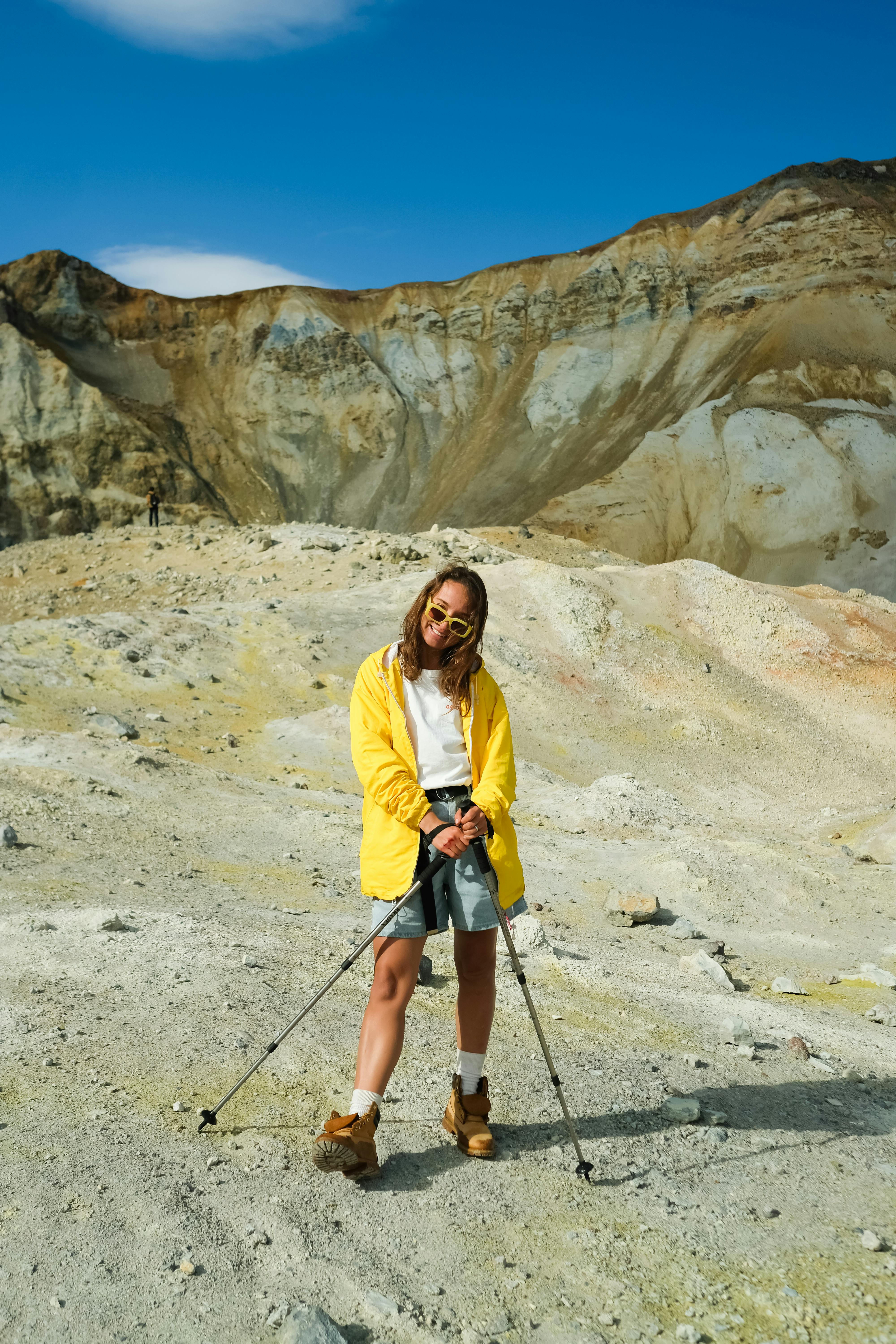 Dos excursionistas con polainas impermeables sobre botas de trekking  caminando con bastones entre rocas en el parque natural ropa y equipo para  mochileros y campamentos