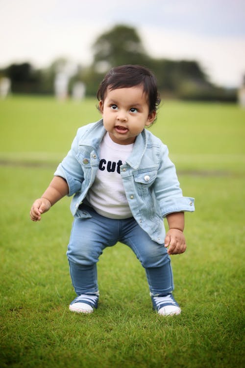 Kostenloses Stock Foto zu baby, indisches mädchen, jeansjacke