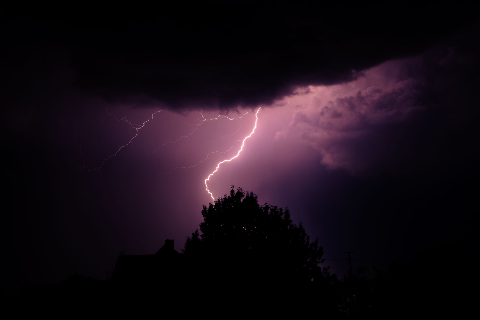 Tips bij onweer: blijf uit de buurt van bomen en douches