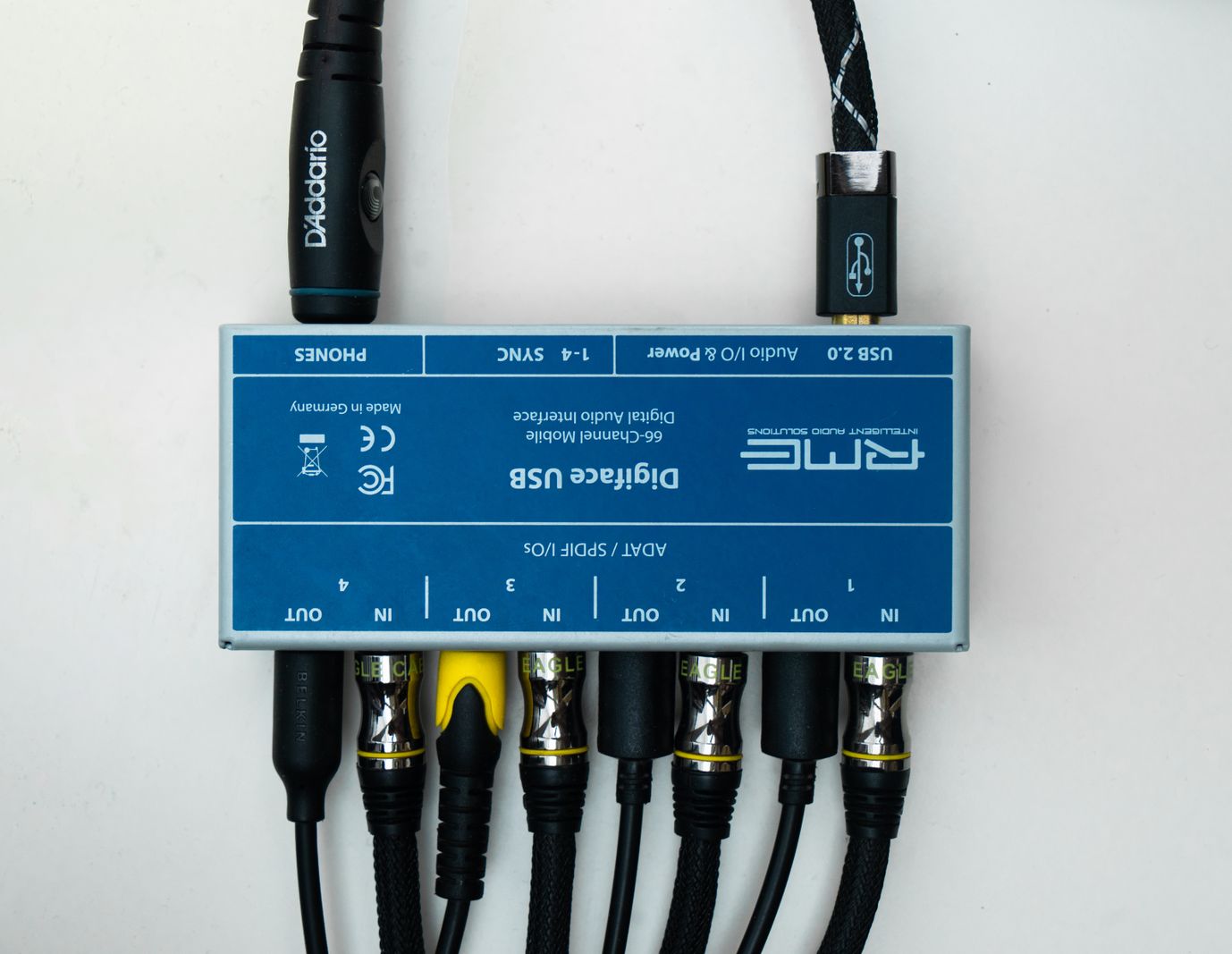 Fone de ouvido USB sobre uma mesa de trabalho