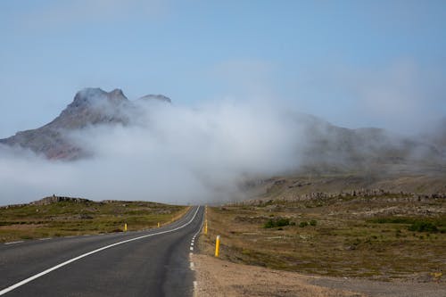 Foto d'estoc gratuïta de carretera de formigó, ennuvolat, forma de terra