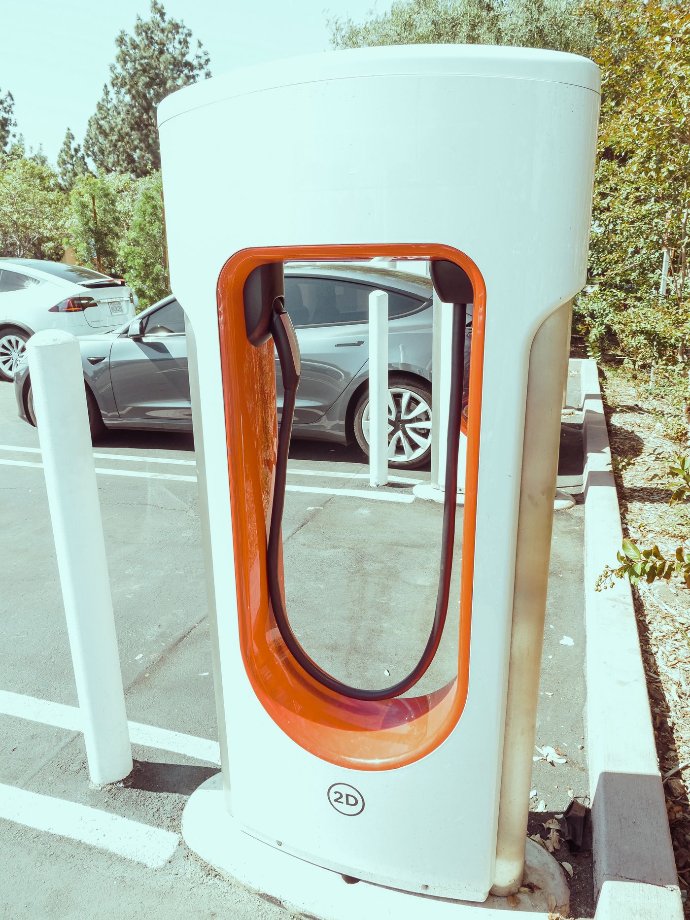 Gerçek elektrikli araç şarj ünitesi ve şarj kablosu