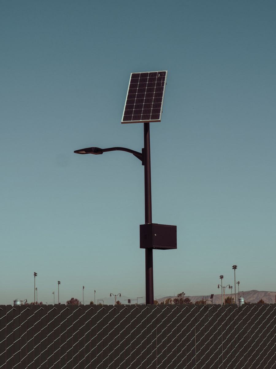 Installateur op dak · zonnepanelen