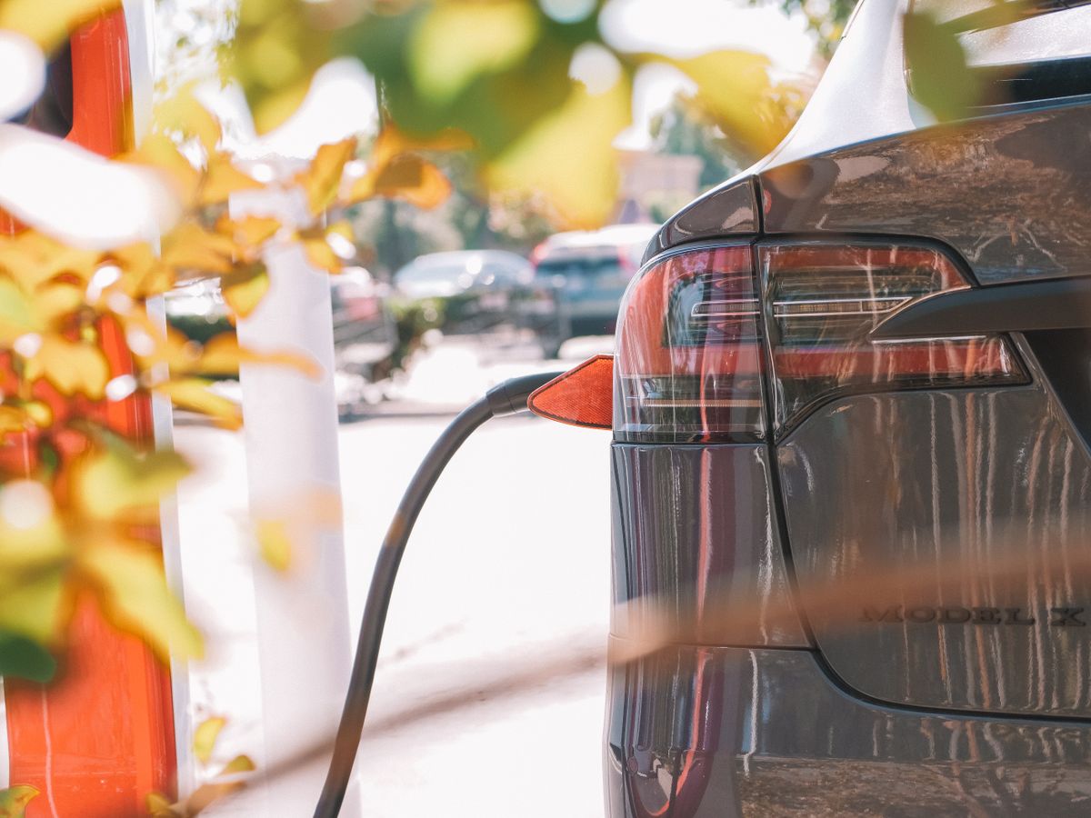 Nyilvános elektromos autó töltőállomás parkolóban