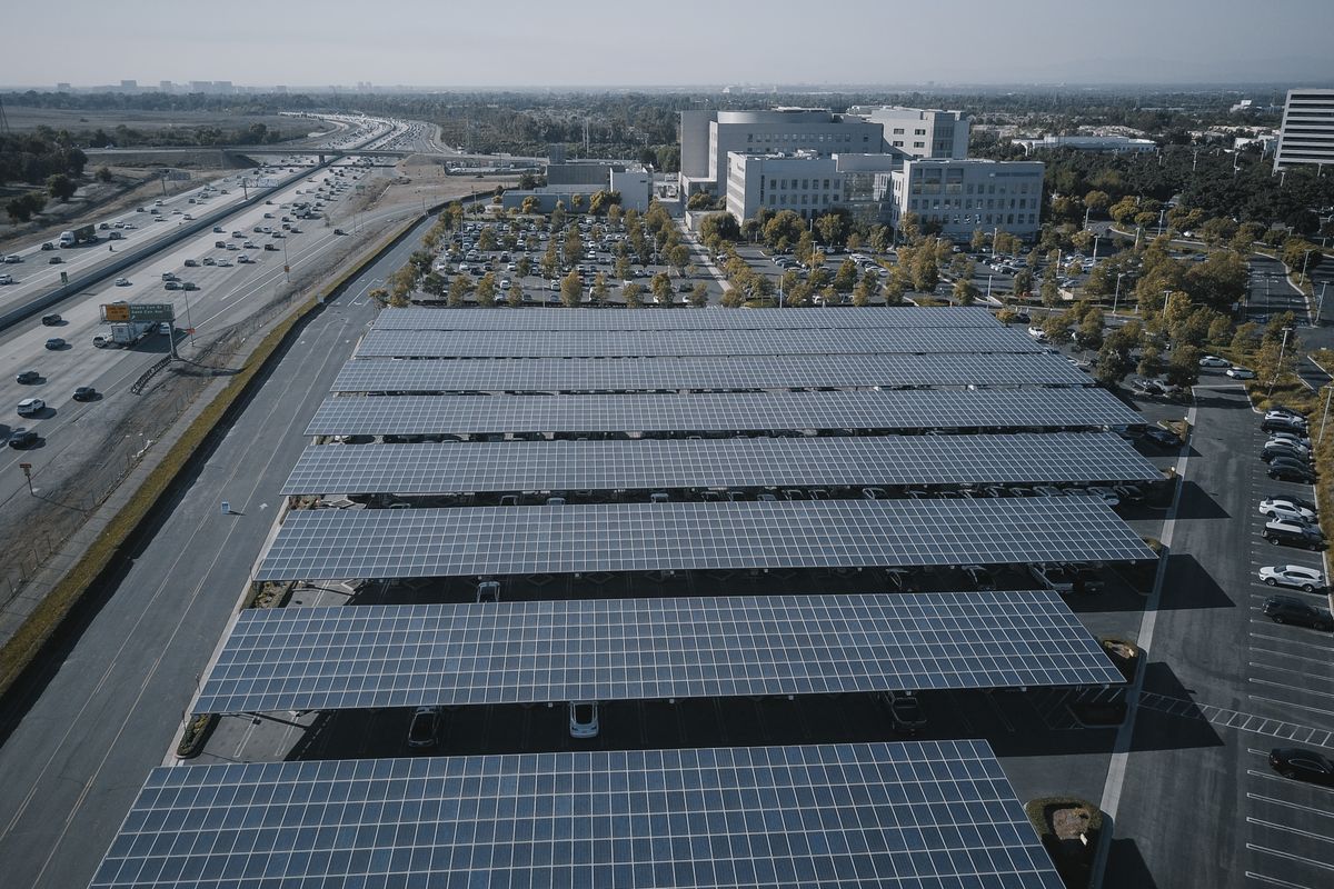 Recharger sa voiture électrique avec panneaux solaires - Quels équipements installer pour une recharge photovoltaïque ?