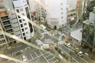 城市景观展示了行驶着车辆和建筑物的交叉路口