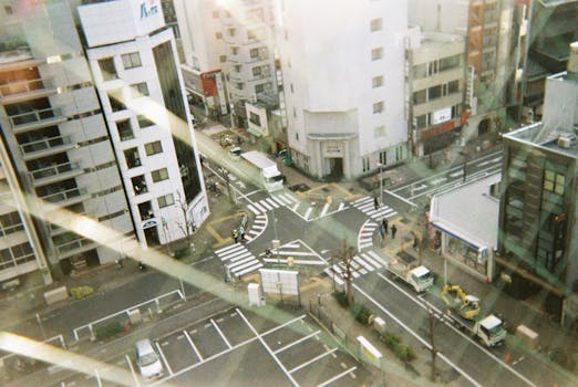 城市景观展示了行驶着车辆和建筑物的交叉路口