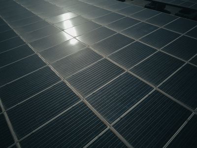 Instala placas solares en tu negocio y ahorra energía