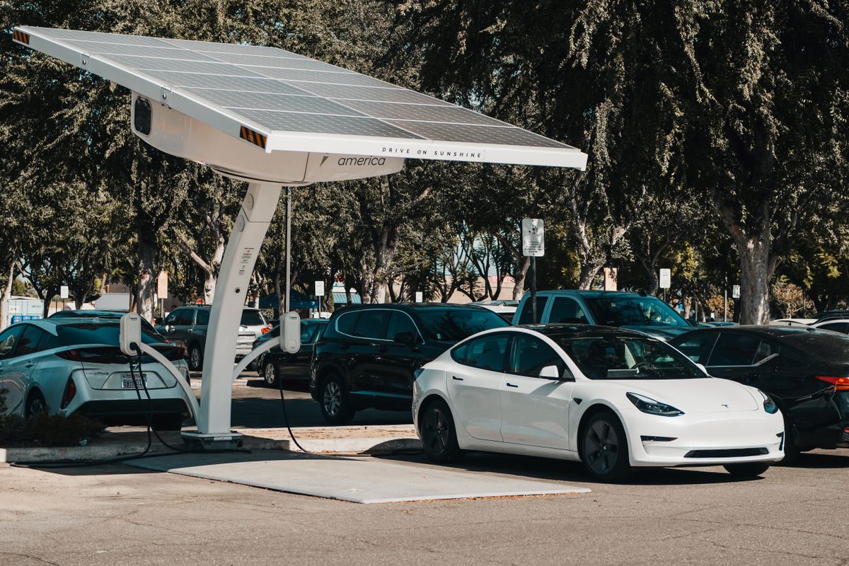 Recharger sa voiture électrique avec panneaux solaires - Combien de panneaux solaires faut-il pour recharger une voiture électrique ?