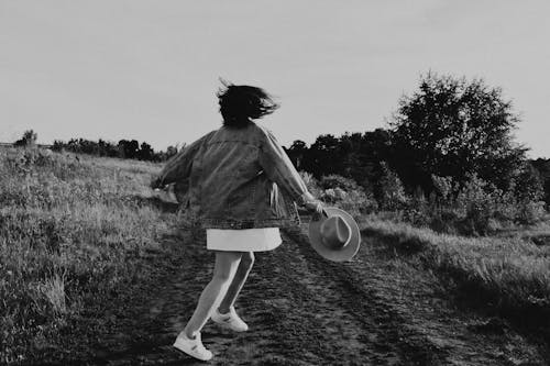 Foto profissional grátis de adolescente, andando, ao ar livre