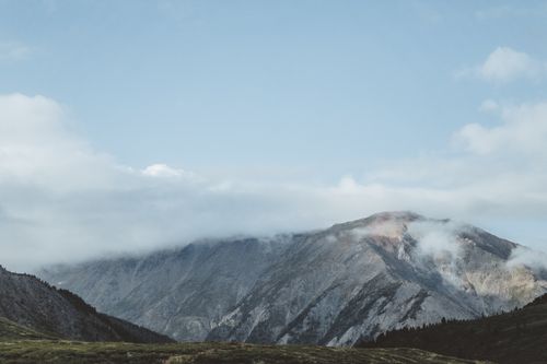 Free Breathtaking mountain range under a partly cloudy sky, perfect for nature lovers. Stock Photo