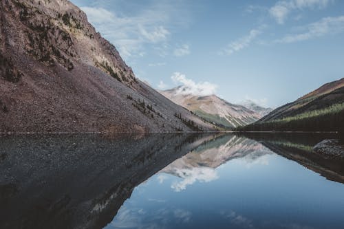 Gratis lagerfoto af bjerge, blå himmel, fredelig