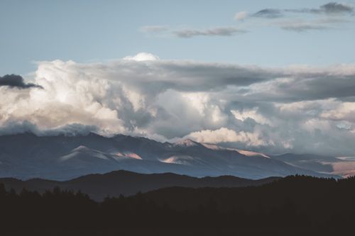 Free A stunning mountainous landscape with dramatic clouds and soft light, perfect for nature enthusiasts. Stock Photo