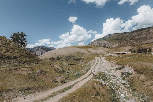 Photos gratuites de à distance, chemin de terre, collines