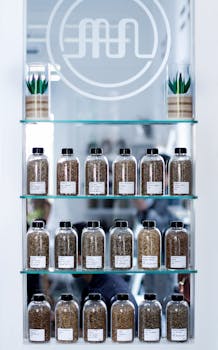 咖啡馆或烘焙店非常适合展示现代展示架上玻璃罐中的咖啡豆特写