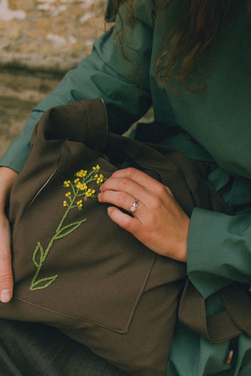 Gratis lagerfoto af blomst, broderede, finger