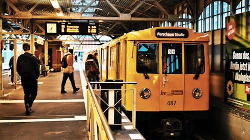 Gratis stockfoto met berlijn, berlijn u-bahn, geel