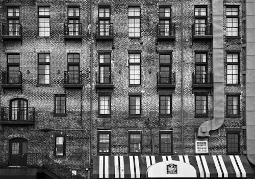 Безкоштовне стокове фото на тему «Windows, Будівля, відтінки сірого» стокове фото