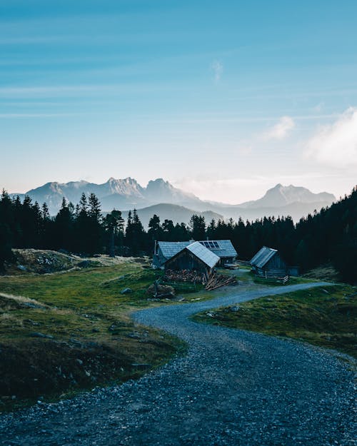 Kostenloses Stock Foto zu baracke, bergketten, blauer himmel