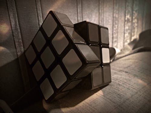 bulmaca, karanlık, Rubik küp içeren Ücretsiz stok fotoğraf