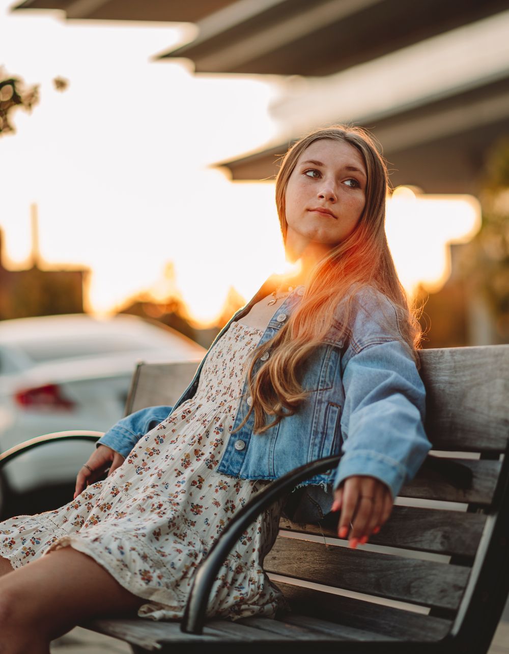 Jeansjacke und Kleid auf einer Bank