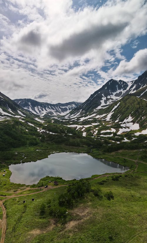 Fotobanka s bezplatnými fotkami na tému biele-oblaky, hora, jazero