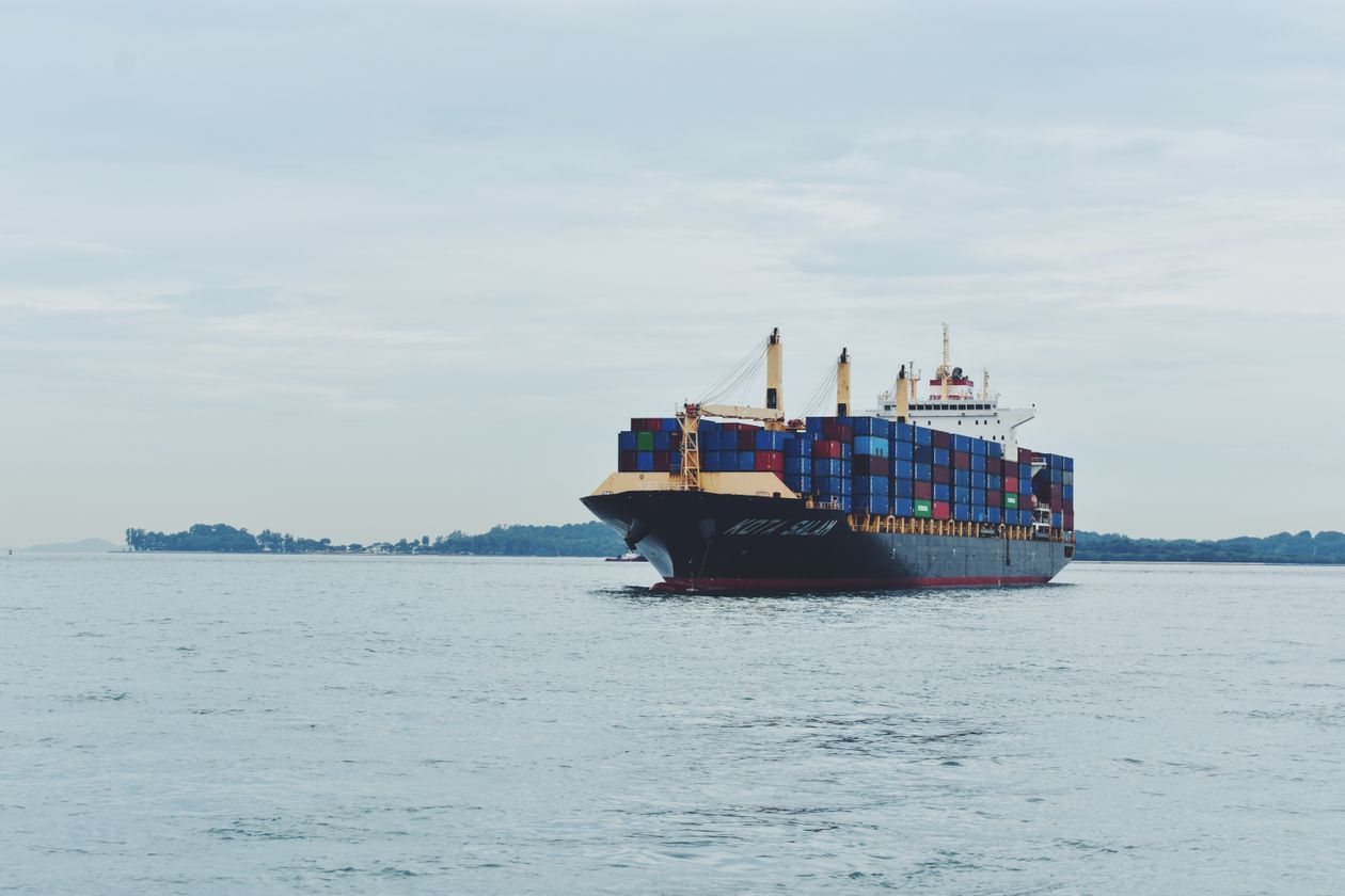 Cargo transportant des conteneurs colors&eacute;s en pleine mer