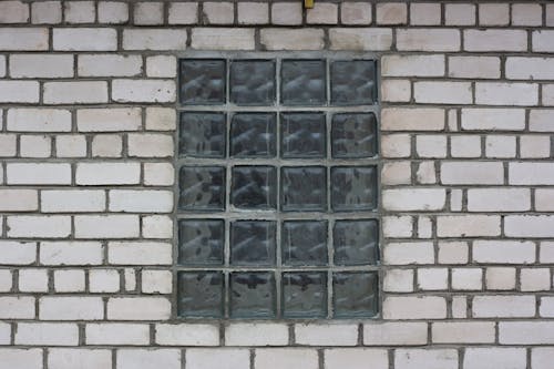 Kostenloses Stock Foto zu backsteinmauer, beton, glasfenster