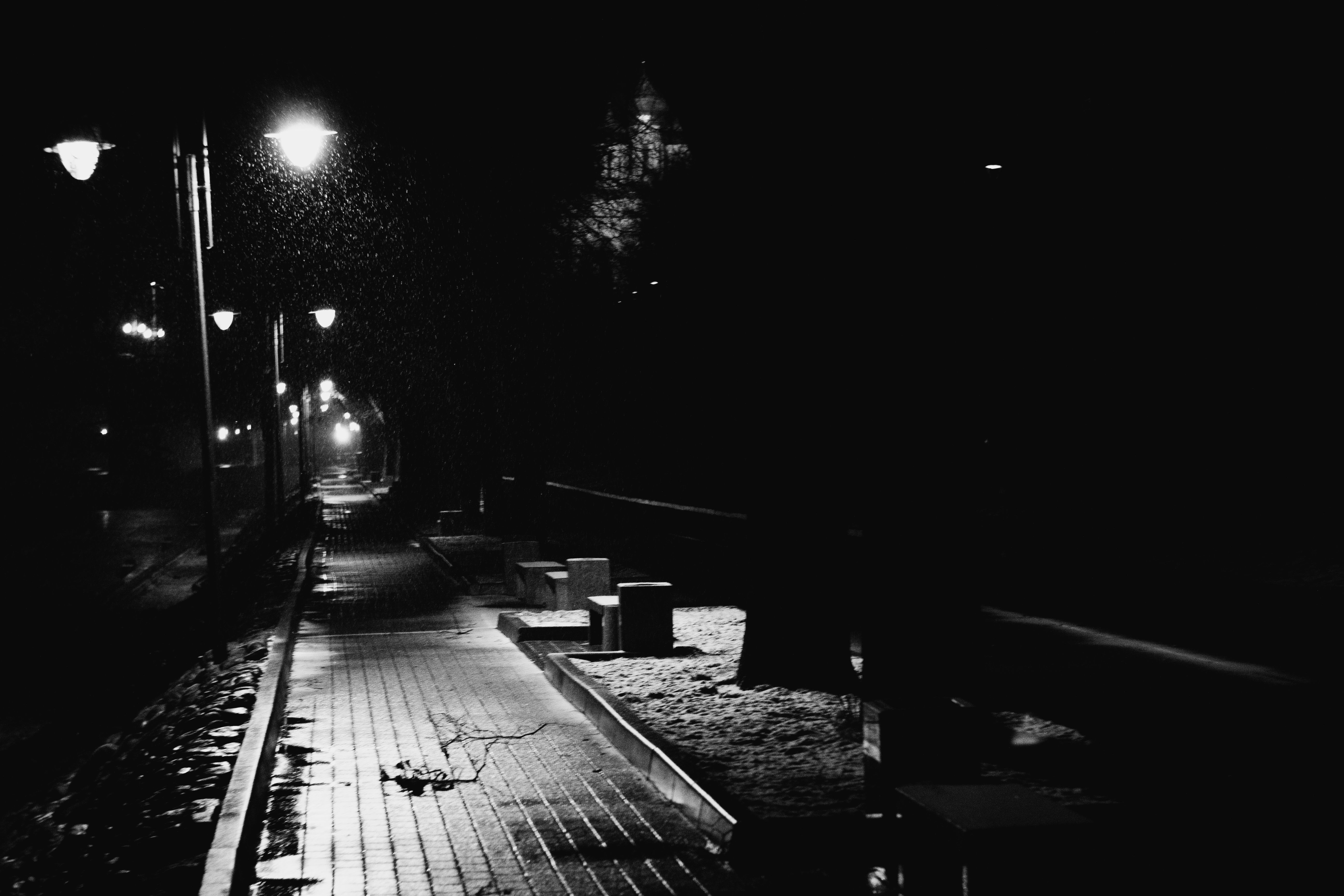 Wallpaper hitam aesthetic jalanan kosong malam