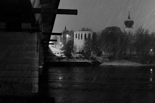 Kostnadsfria Kostnadsfri bild av bro, flod, gråskalafotografi Stock foto