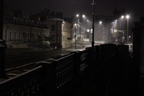 Free Dark street in the city with rain and illuminated lamps, perfect for moody and dramatic visuals. Stock Photo