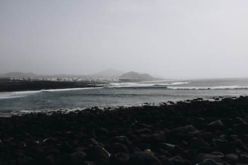 Безкоштовне стокове фото на тему «берег моря, вода, гори» стокове фото