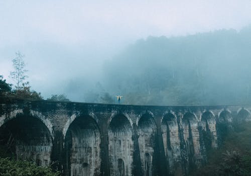 Gratis stockfoto met bergen, beton, brug