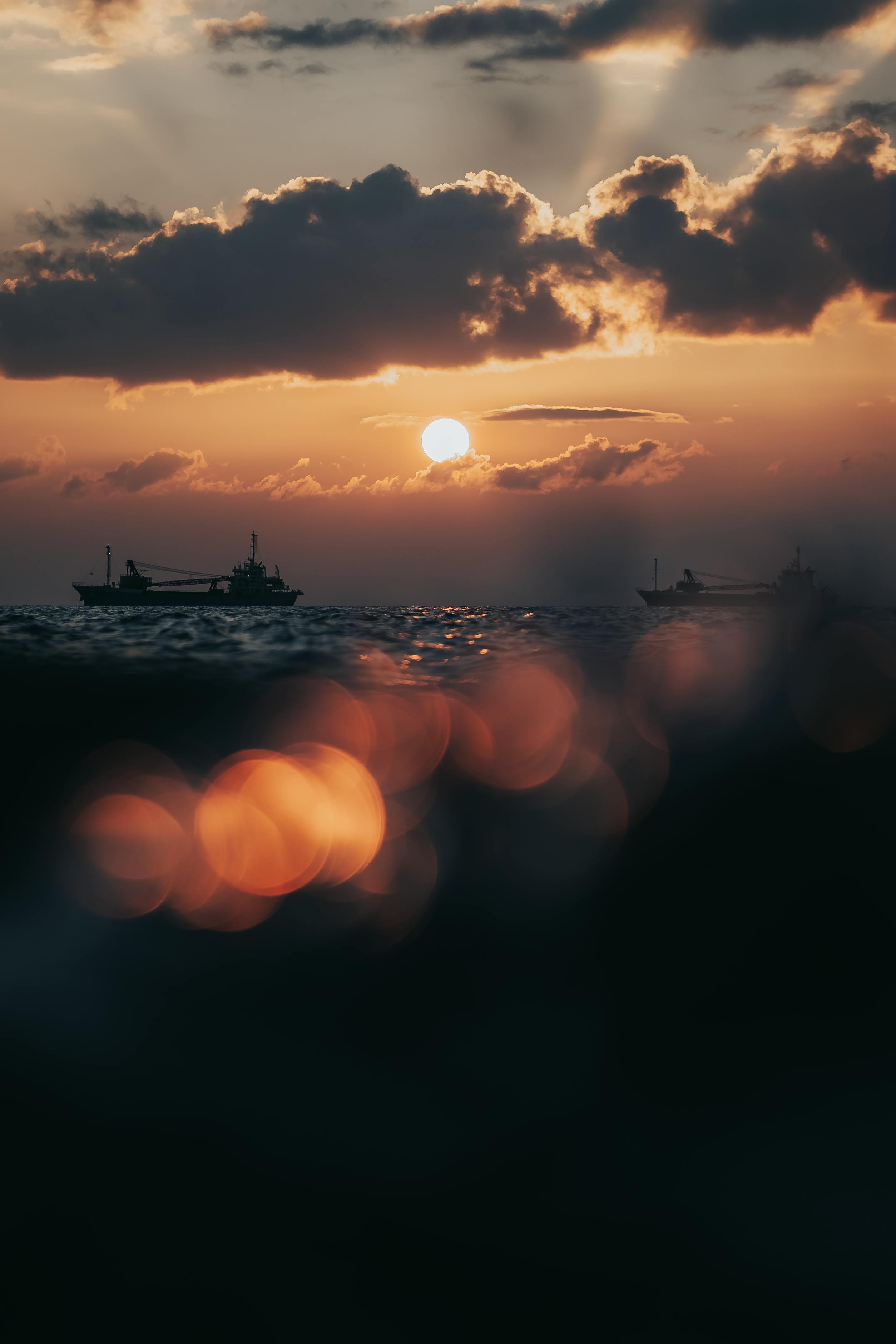 宁静的冲绳日落，船只的剪影和海洋上的散景效果