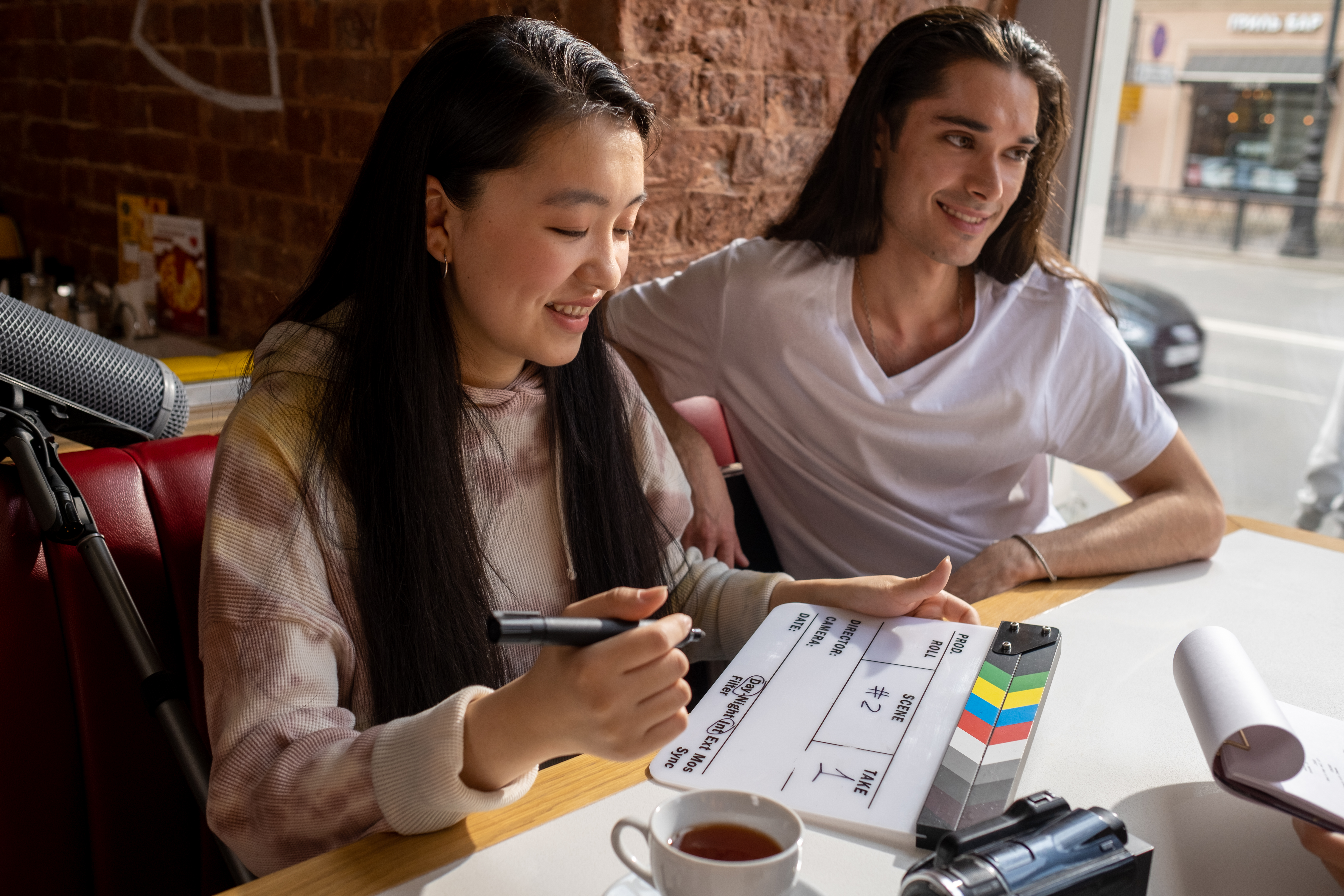 His &amp; Hers movie review &amp; film summary — Photo by Ron Lach on Pexels
