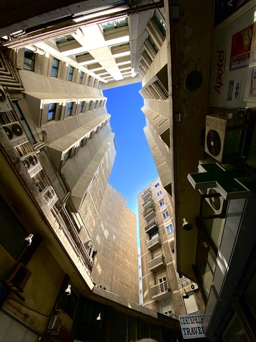 Foto profissional grátis de arquitetura, arranha-céus, céu azul