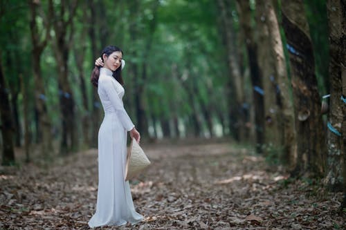 Darmowe zdjęcie z galerii z azjatycka dziewczyna, biała sukienka, drzewa