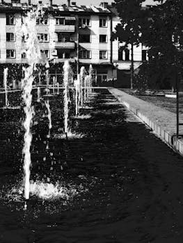 城市喷泉与建筑物的背景是黑白的