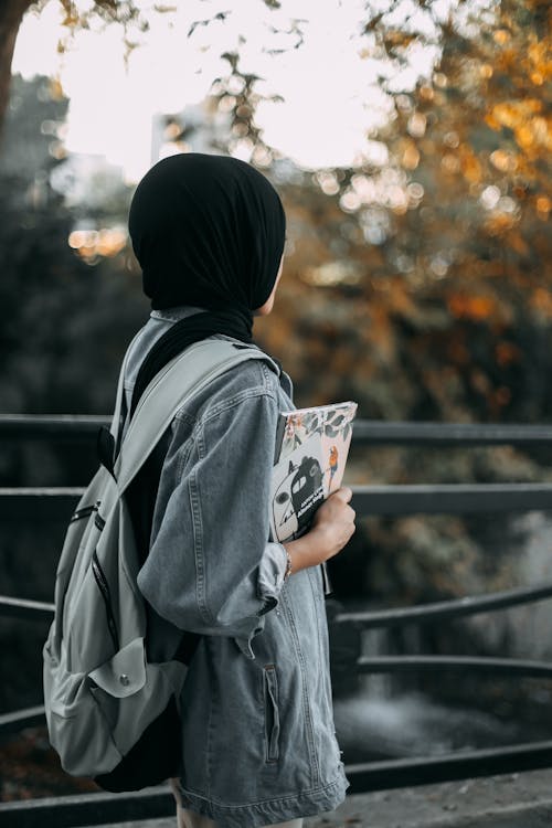 Kostenloses Stock Foto zu frau, hijab, jeansjacke