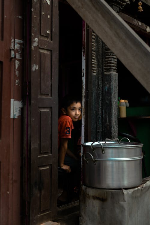 Darmowe zdjęcie z galerii z azjatyckie dziecko, chłopak, drzwi