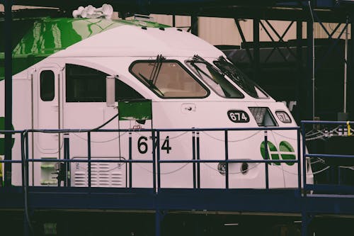 白色和绿色火车