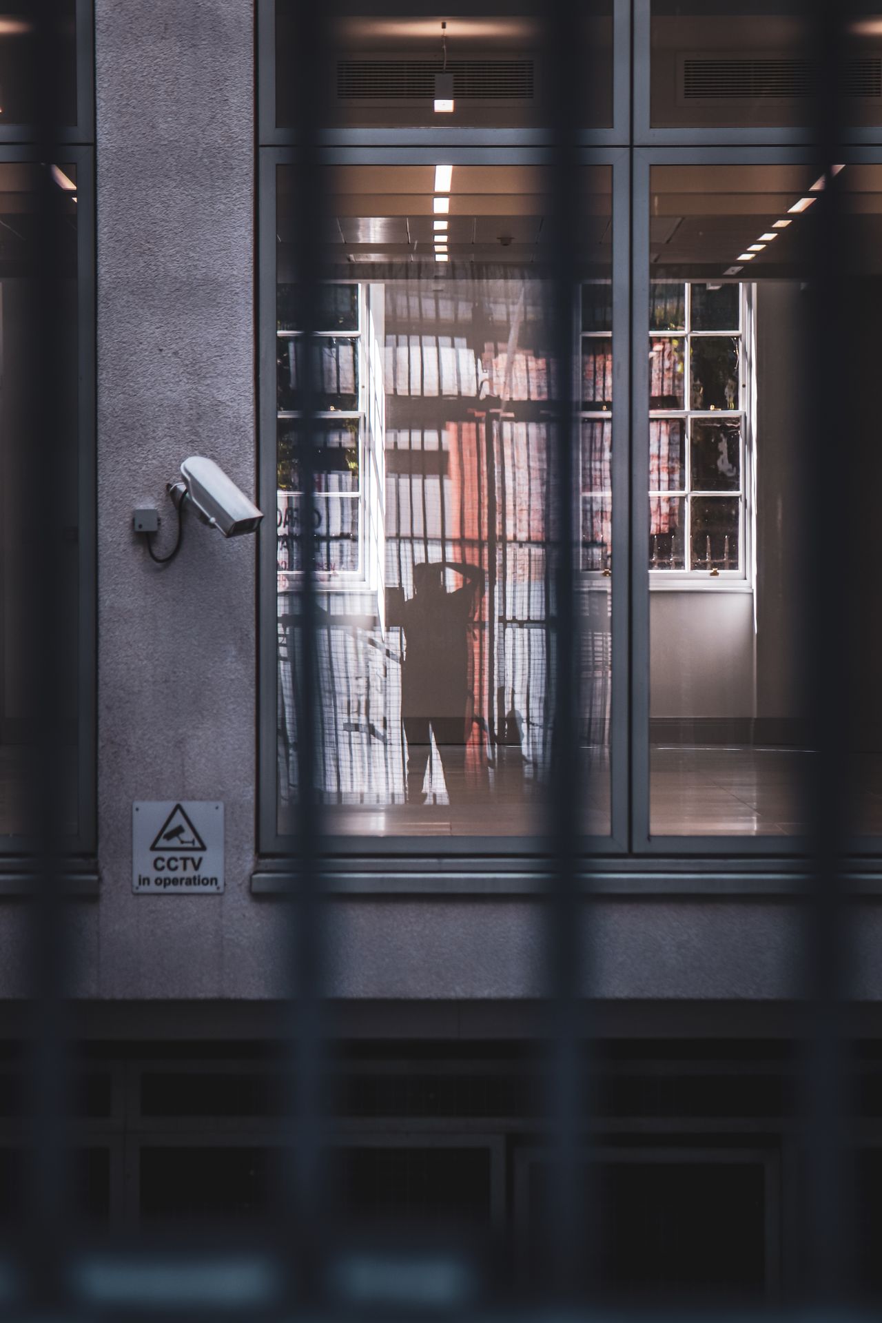 Câmera de segurança observando fachada de edifício moderno