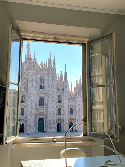 duomo di milano, pencerenin karşısında içeren Ücretsiz stok fotoğraf