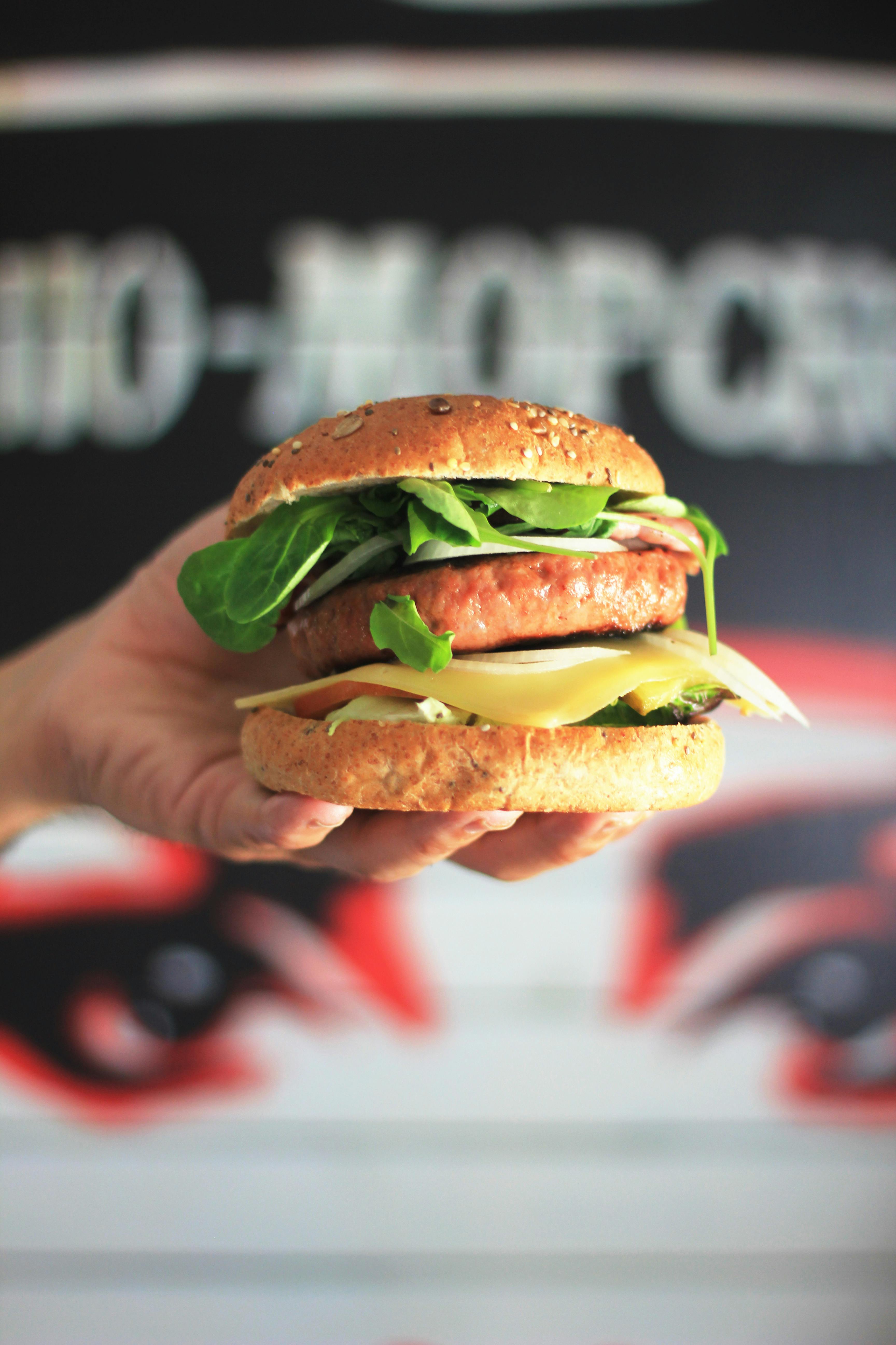 Hamburger Con Patatine Fritte Su Piastra Nera Con Salsa Sul Lato · Immagine  gratuita