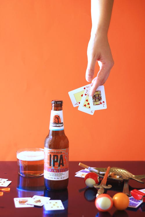 Základová fotografie zdarma na téma alkoholický nápoj, držení, hrací karty