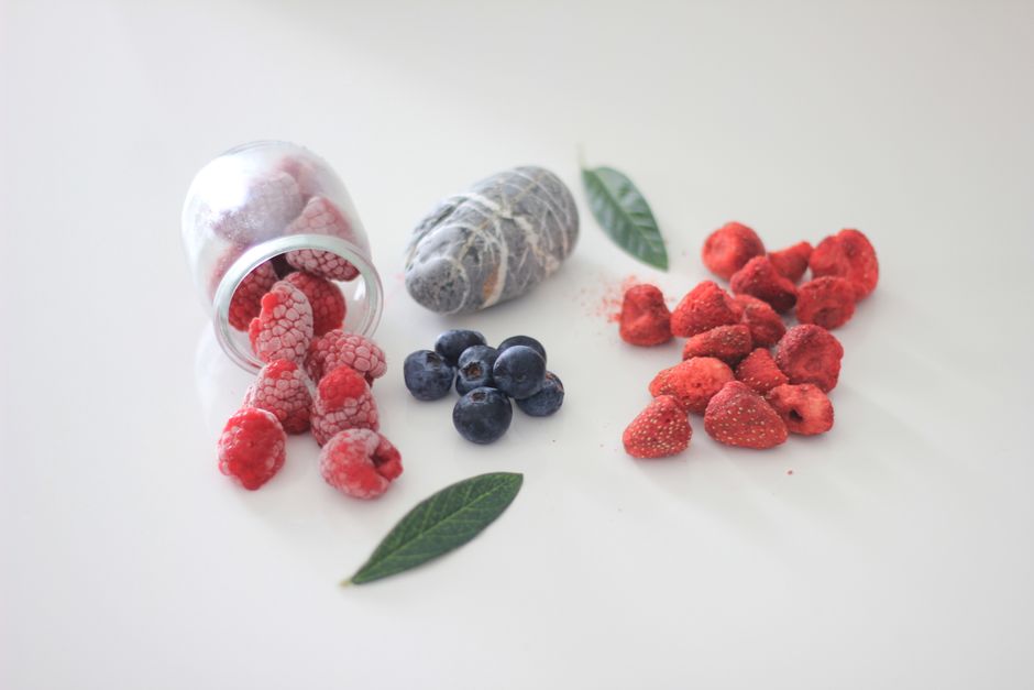Mezcla de smoothie congelado y chips de fruta deshidratada en recipiente