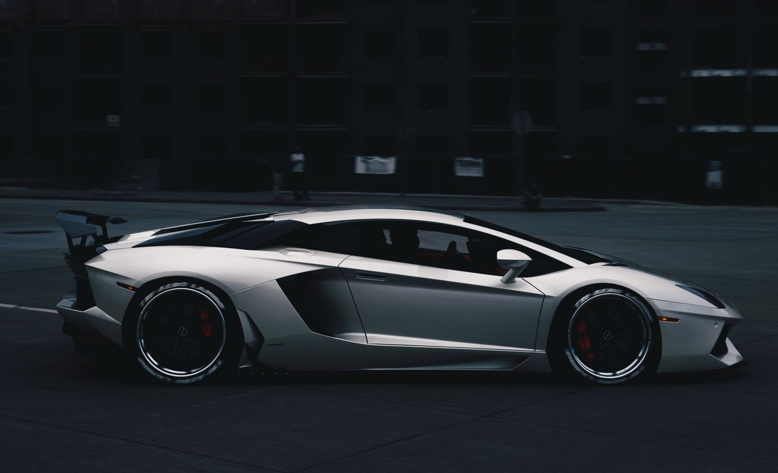 Lamborghini Aventador Night Run 4K wallpaper